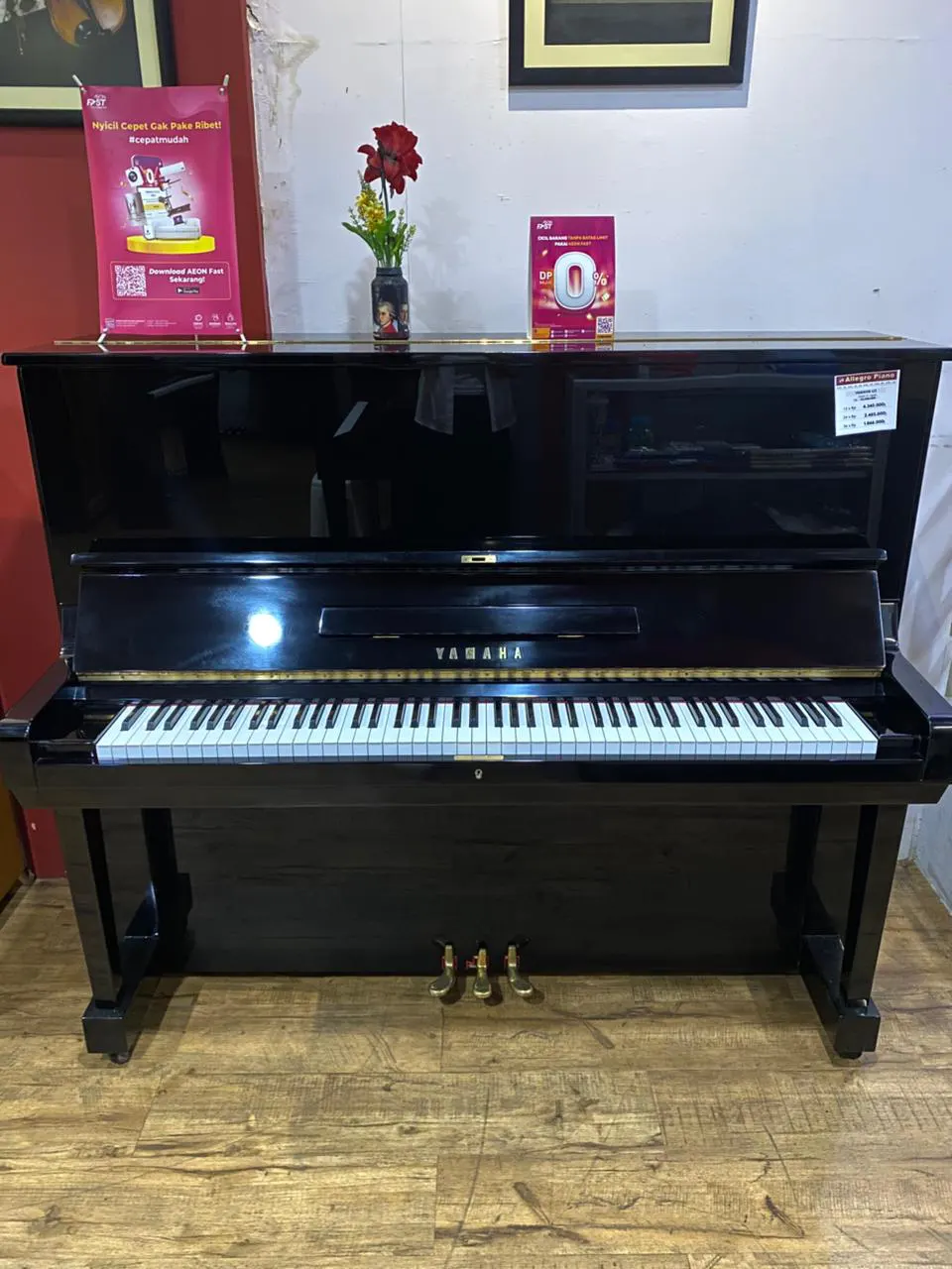 Piano Upright Yamaha U3 hitam glossy dengan desain elegan dan suara profesional di Showroom Allegro Piano