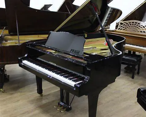 Grand Piano Yamaha G5 hitam glossy dengan desain elegan dan suara profesional di Showroom Allegro Piano