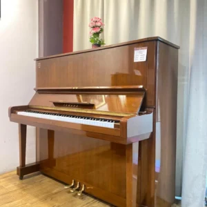Upright piano Yamaha U5 berukuran tinggi dengan finishing hitam glossy, menghasilkan suara besar, jernih, dan resonansi panjang khas Yamaha | Allegro Piano