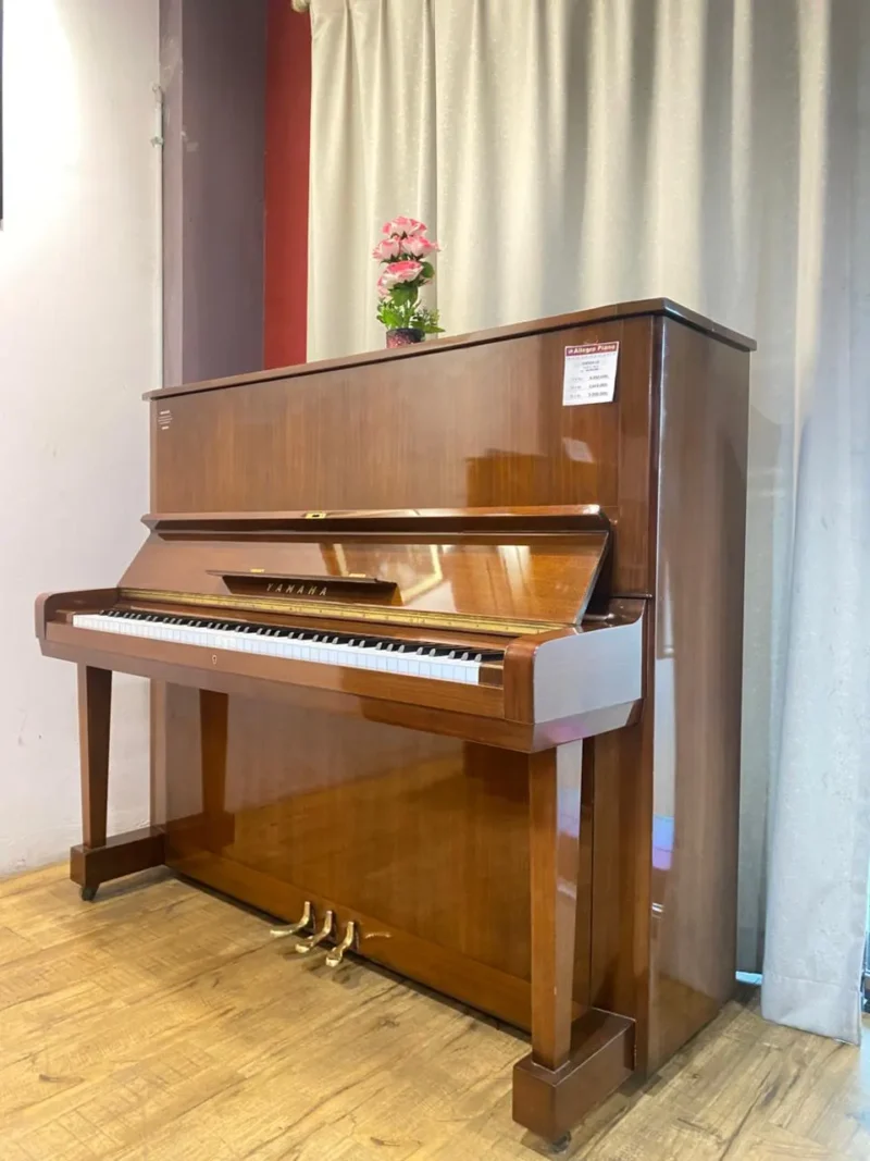 Upright piano Yamaha U5 berukuran tinggi dengan finishing hitam glossy, menghasilkan suara besar, jernih, dan resonansi panjang khas Yamaha | Allegro Piano