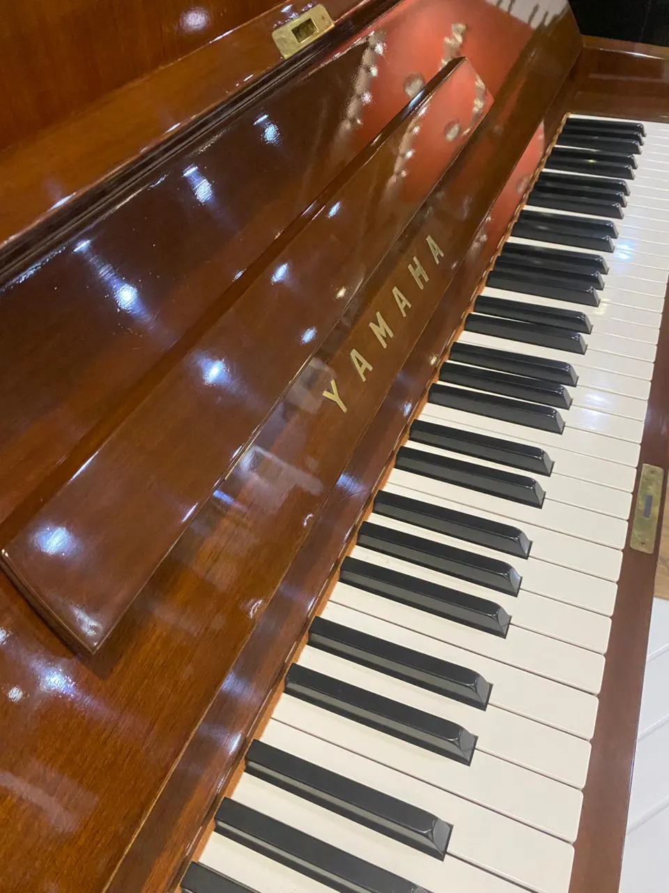 Upright piano Yamaha U5 berukuran tinggi dengan finishing hitam glossy, menghasilkan suara besar, jernih, dan resonansi panjang khas Yamaha di Allegro Piano