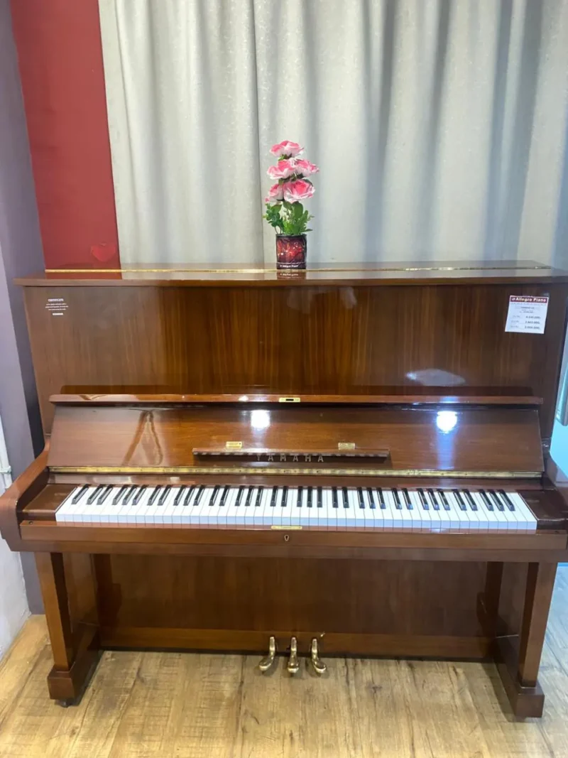 Upright piano Yamaha U5 berukuran tinggi dengan finishing hitam glossy, menghasilkan suara besar, jernih, dan resonansi panjang khas Yamaha di Allegro Piano