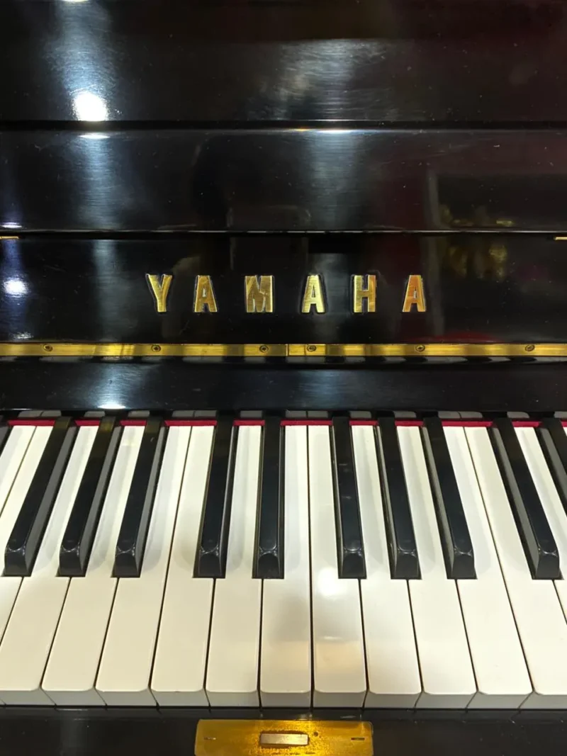 Piano Upright Yamaha U3 hitam glossy dengan desain elegan dan suara profesional di Showroom Allegro Piano