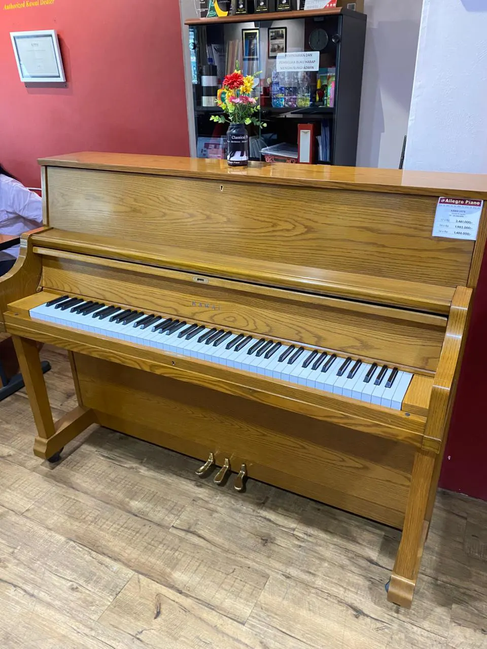 Piano upright Kawai UST8 warna hitam dengan desain studio klasik dan kualitas Jepang di Showroom Allegro Piano