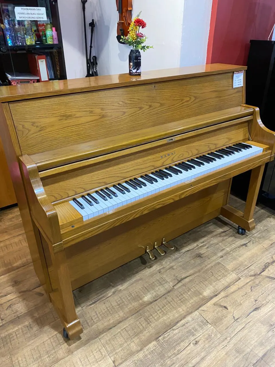 Piano upright Kawai UST8 warna hitam dengan desain studio klasik dan kualitas Jepang di Showroom Allegro Piano