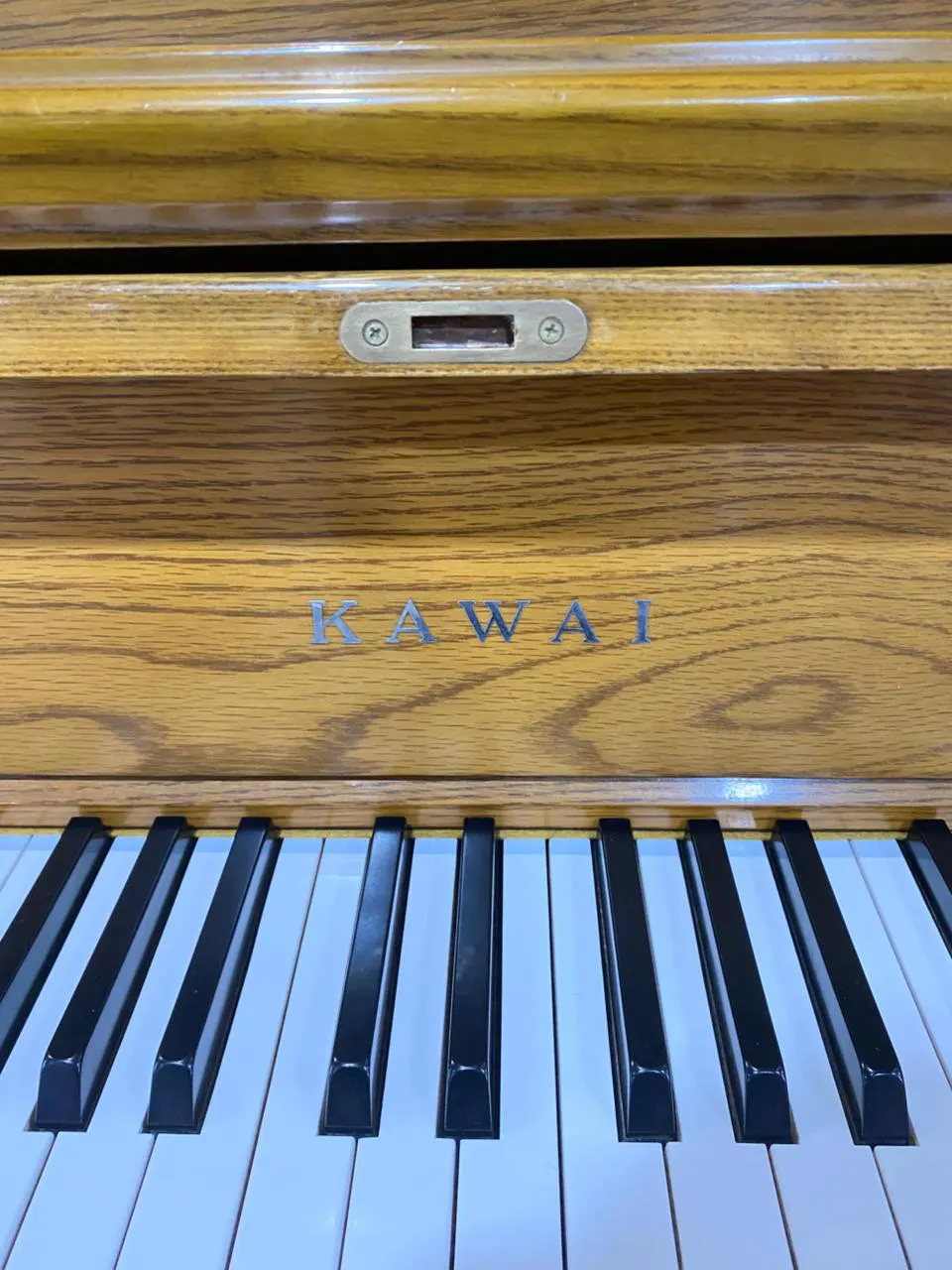 Piano upright Kawai UST8 warna hitam dengan desain studio klasik dan kualitas Jepang di Showroom Allegro Piano