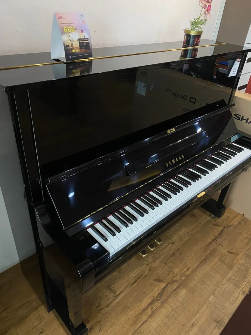 Piano upright Yamaha U3H hitam glossy dengan desain elegan dan kualitas Jepang di Showroom Allegro Piano