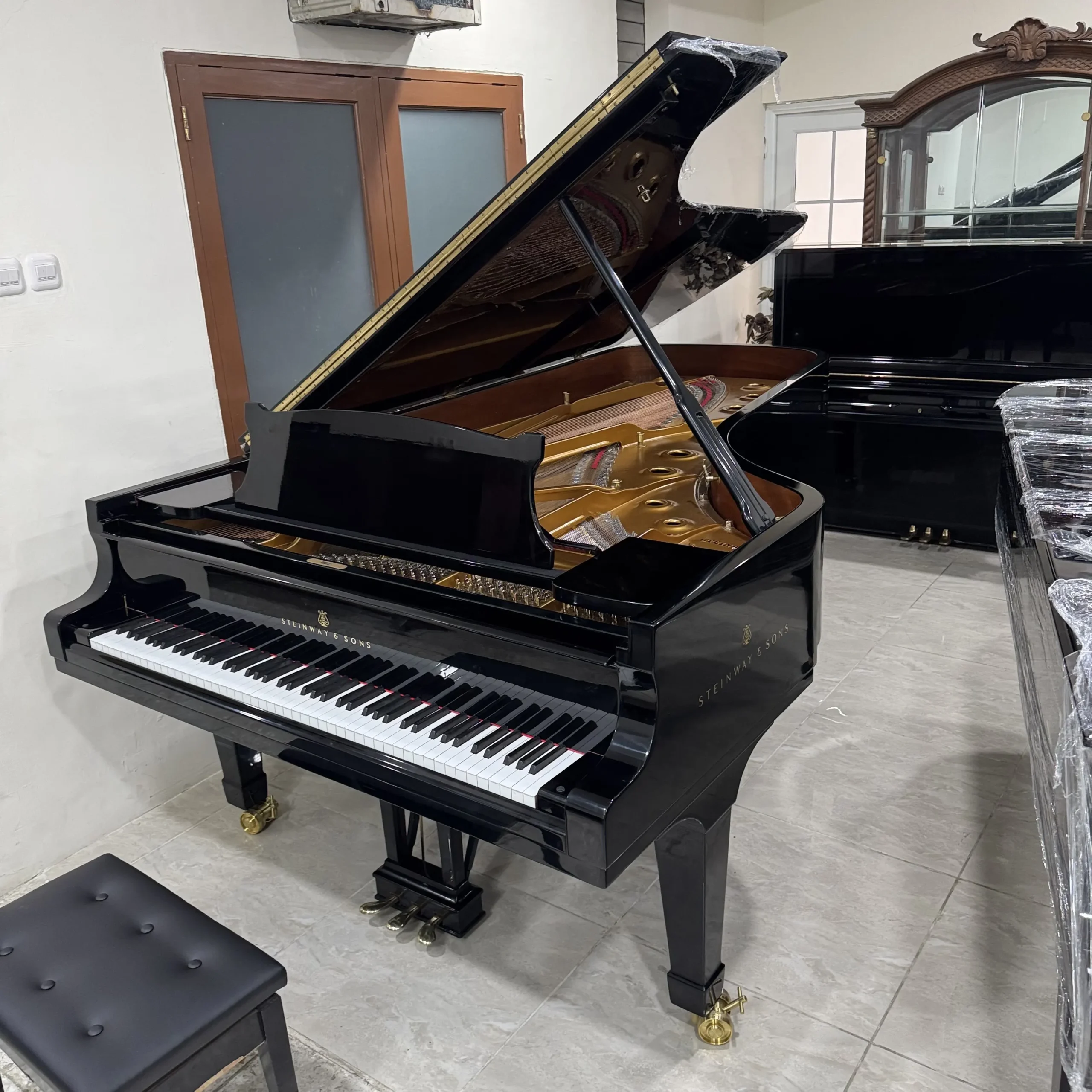 Piano grand Steinway & Sons Model D 1992 warna hitam glossy ukuran concert grand dengan desain elegan dan profesional | Allegro Piano