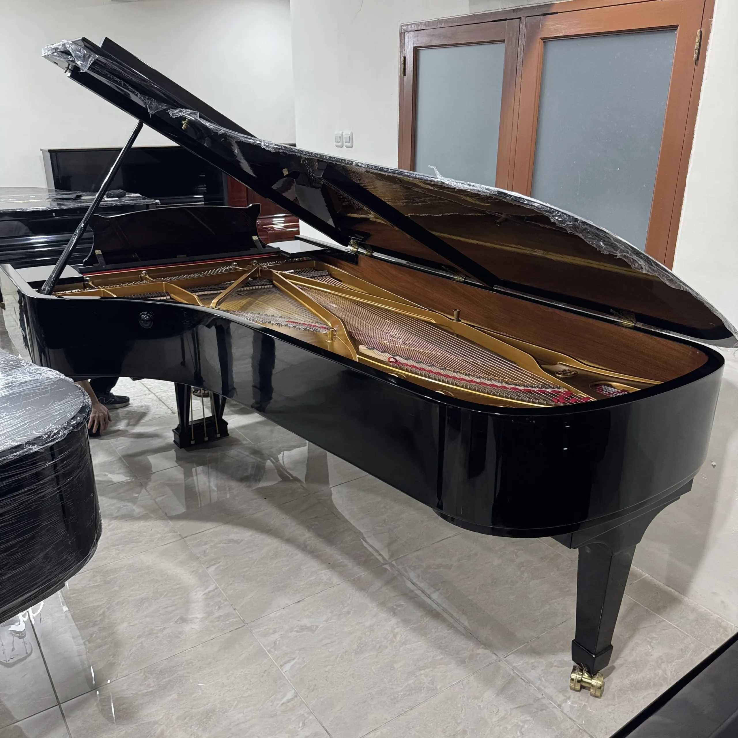 Piano grand Steinway & Sons Model D 1992 warna hitam glossy ukuran concert grand dengan desain elegan dan profesional | Allegro Piano