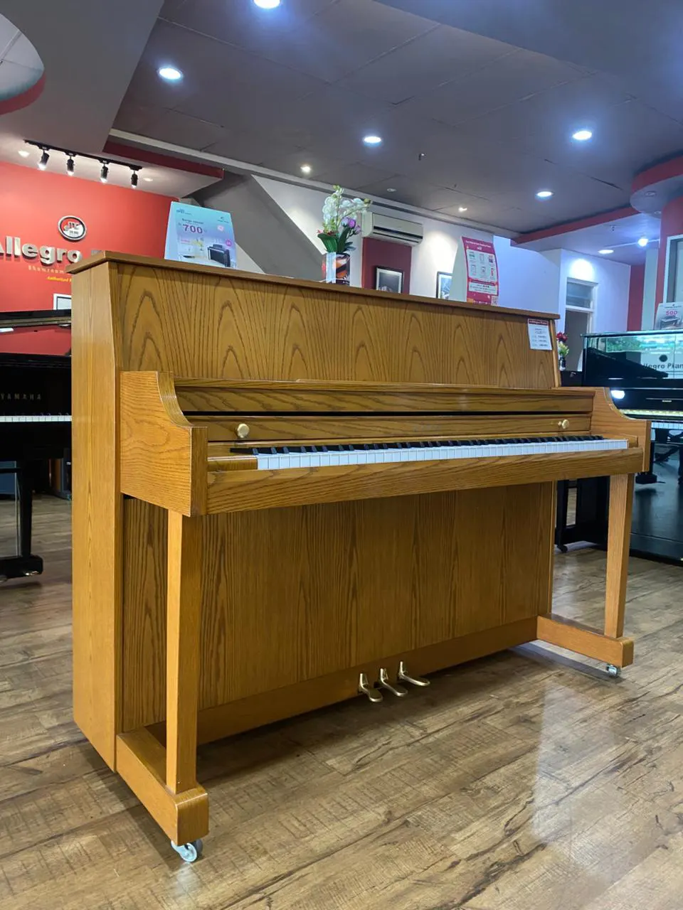 Piano Upright Kawai 506N institutional warna ebony di showroom Allegro Piano