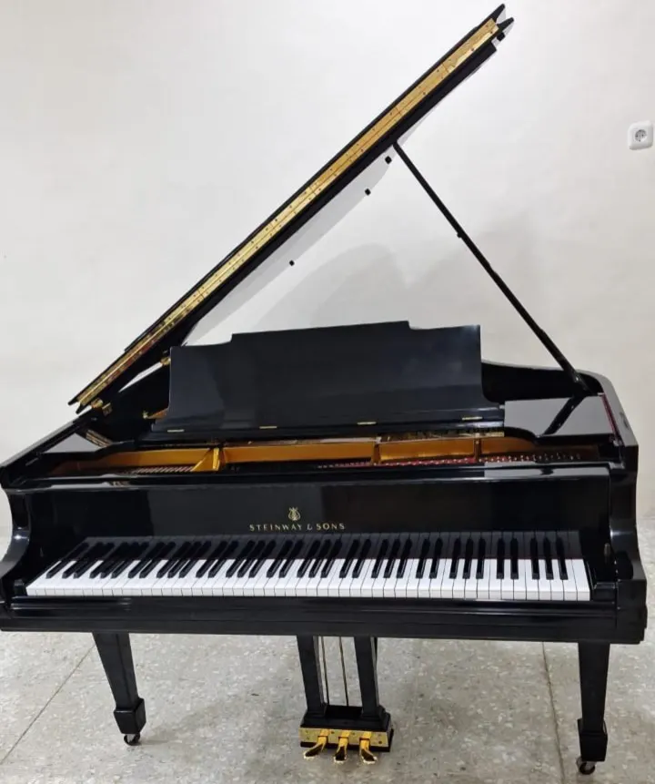 Piano grand Steinway & Sons Model M 1986 warna hitam glossy dengan desain klasik ukuran medium grand | Allegro Piano