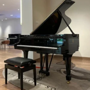 Piano grand Steinway & Sons Spirio 2026 dengan teknologi self-playing resolusi tinggi, desain elegan hitam glossy, dan sistem digital terintegrasi | Allegro Piano