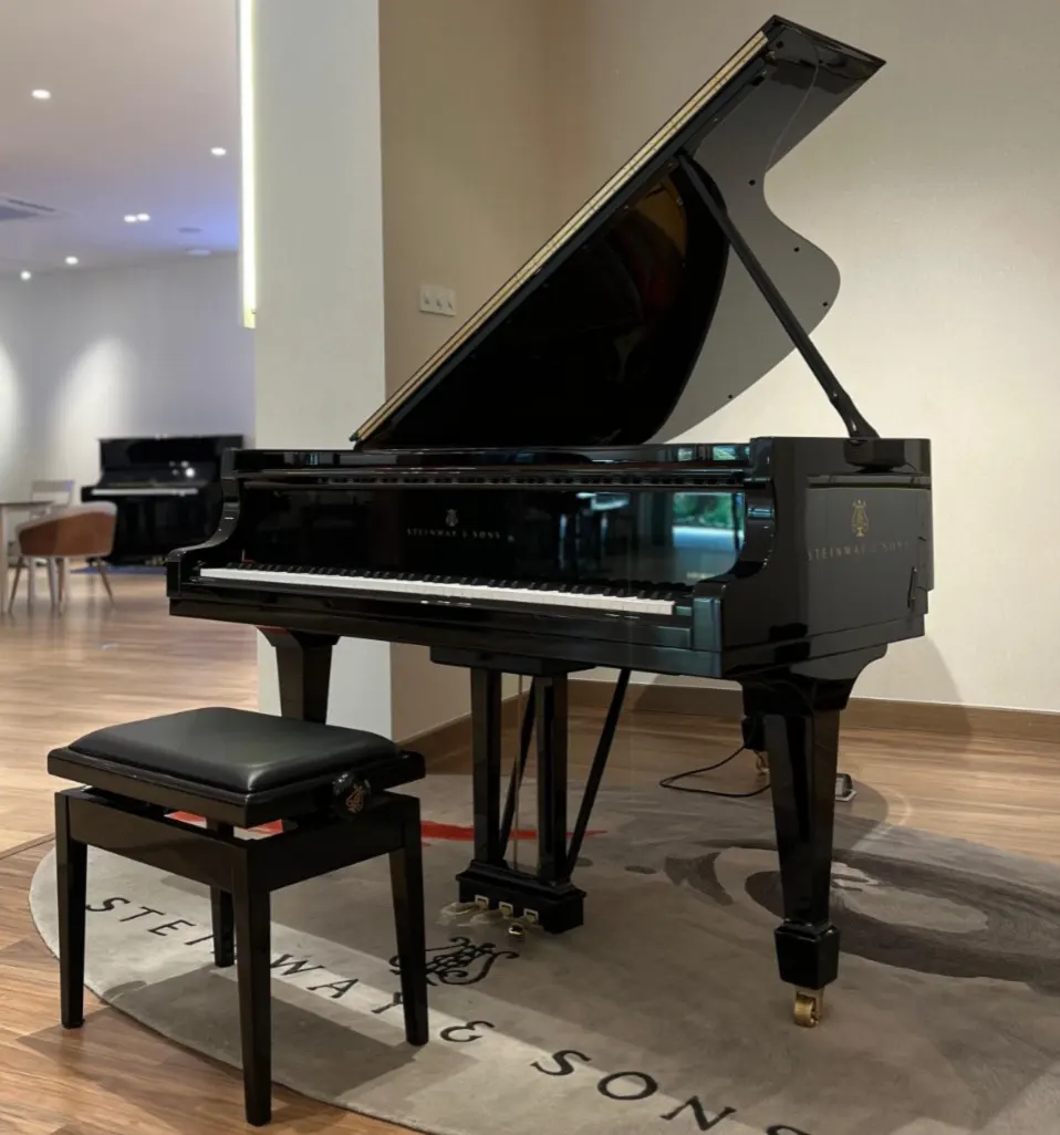 Piano grand Steinway & Sons Spirio 2026 dengan teknologi self-playing resolusi tinggi, desain elegan hitam glossy, dan sistem digital terintegrasi | Allegro Piano