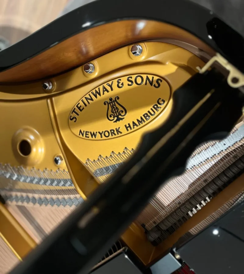 Piano grand Steinway & Sons Spirio 2026 dengan teknologi self-playing resolusi tinggi, desain elegan hitam glossy, dan sistem digital terintegrasi | Allegro Piano