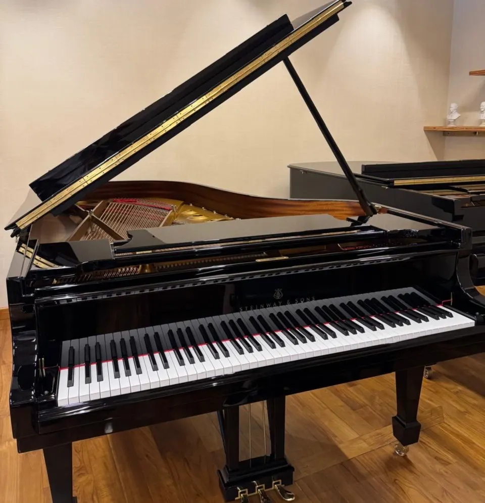 Grand piano Steinway & Sons Model B 2022 berwarna hitam glossy dengan desain elegan dan kualitas suara semi-konser yang hangat dan seimbang | Allegro Piano