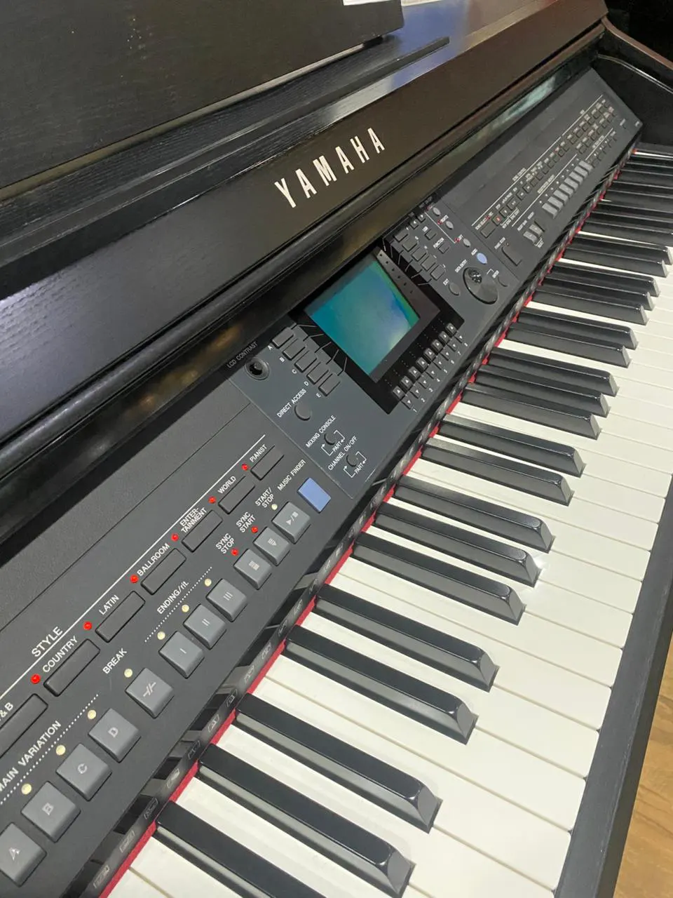 Piano Digital Yamaha Clavinova CVP 601 warna polished ebony di showroom Allegro Piano