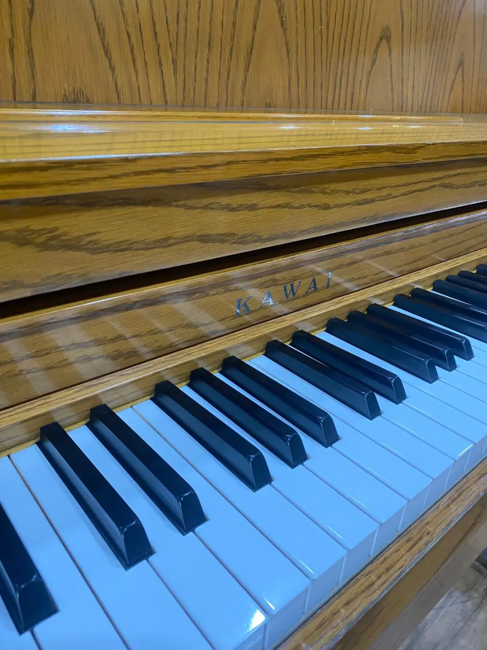 Piano Upright Kawai 506N institutional warna ebony di showroom Allegro Piano