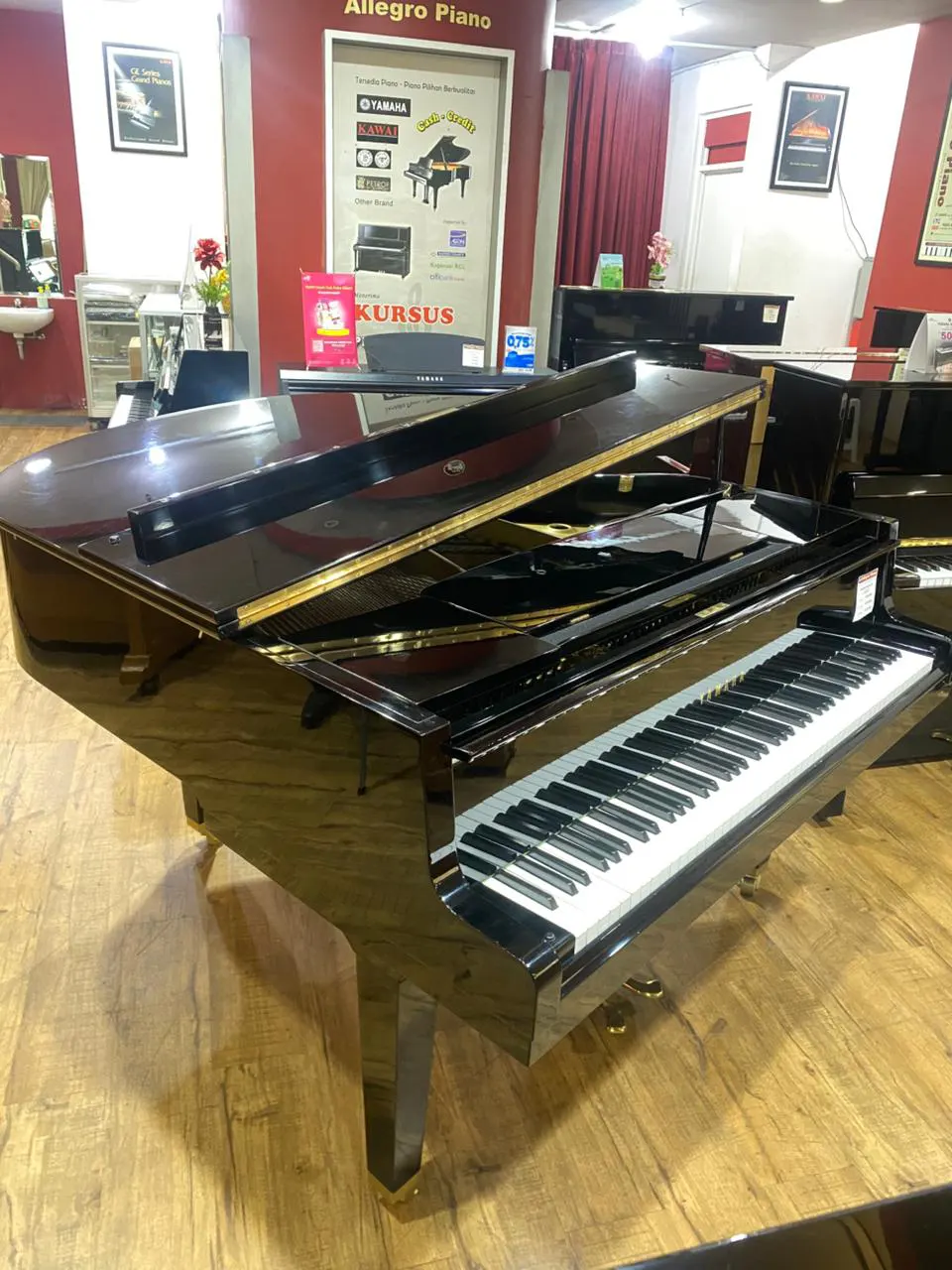 Piano baby grand Yamaha G1 warna hitam glossy dengan desain elegan dan ukuran compact