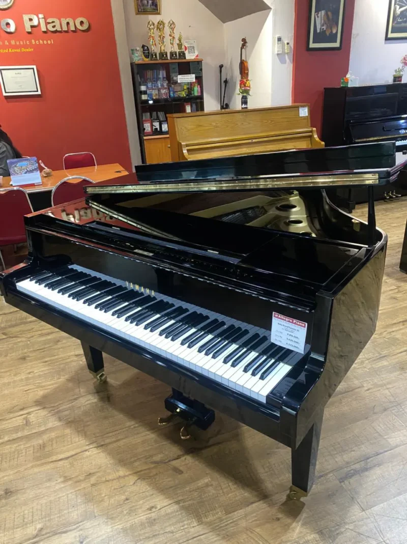 Piano baby grand Yamaha G1 warna hitam glossy dengan desain elegan dan ukuran compact