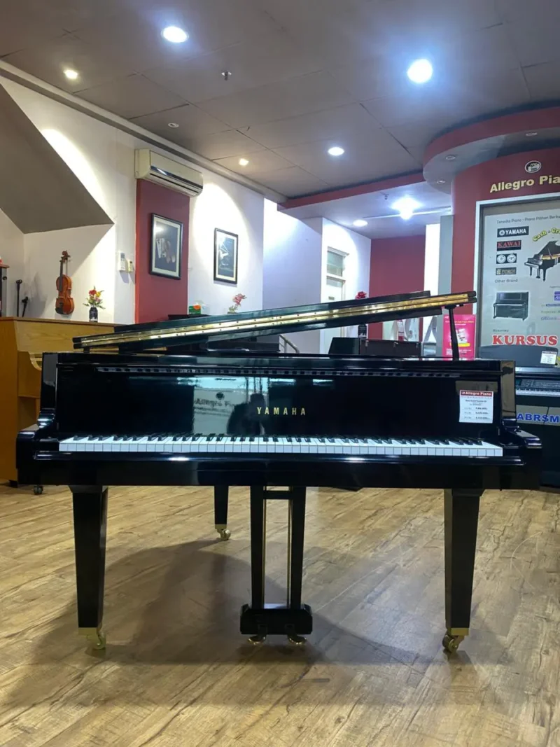 Piano baby grand Yamaha G1 warna hitam glossy dengan desain elegan dan ukuran compact | Allegro Piano
