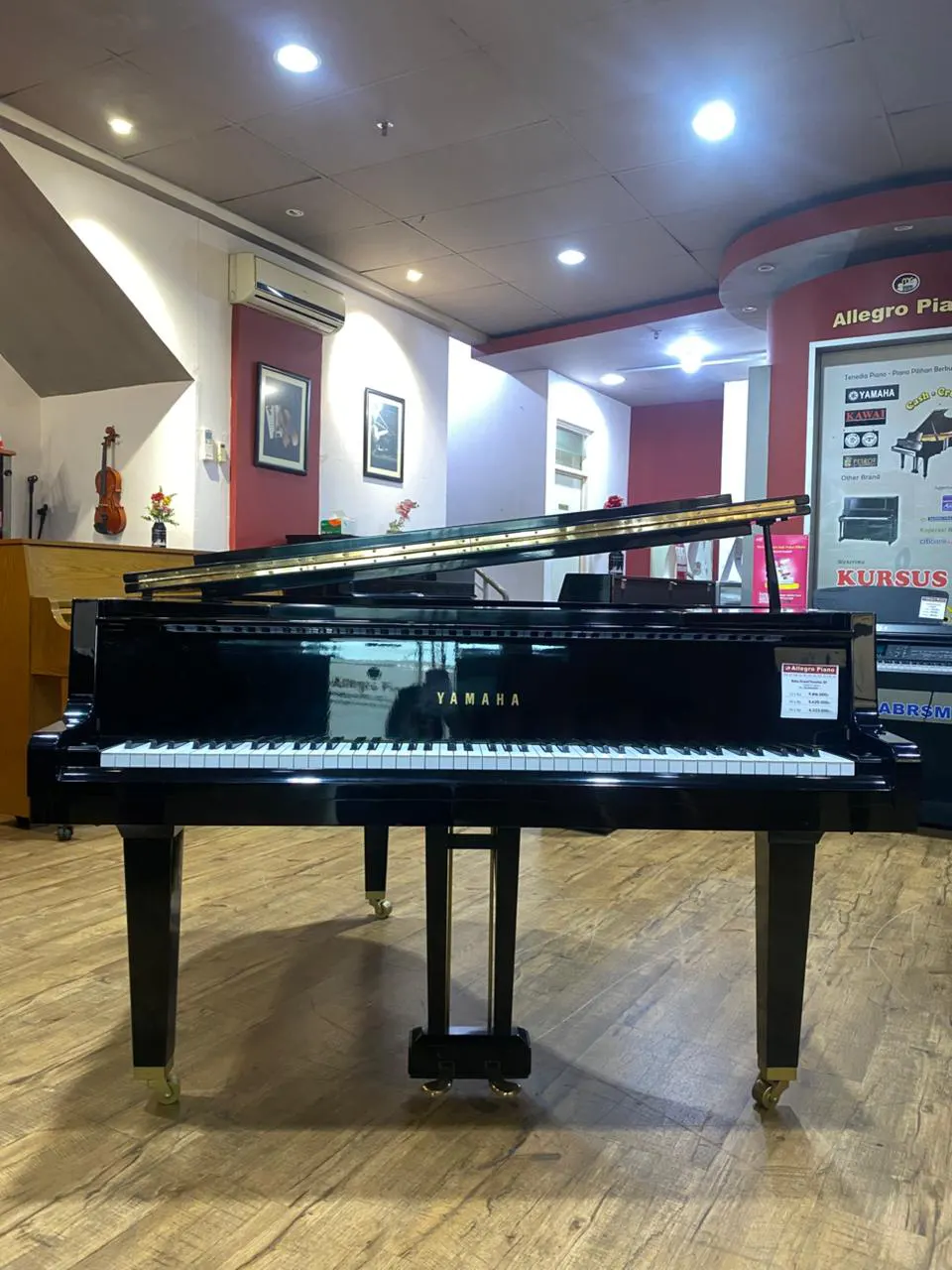 Piano baby grand Yamaha G1 warna hitam glossy dengan desain elegan dan ukuran compact | Allegro Piano