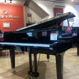 Piano baby grand Yamaha G1 warna hitam glossy dengan desain elegan dan ukuran compact | Allegro Piano