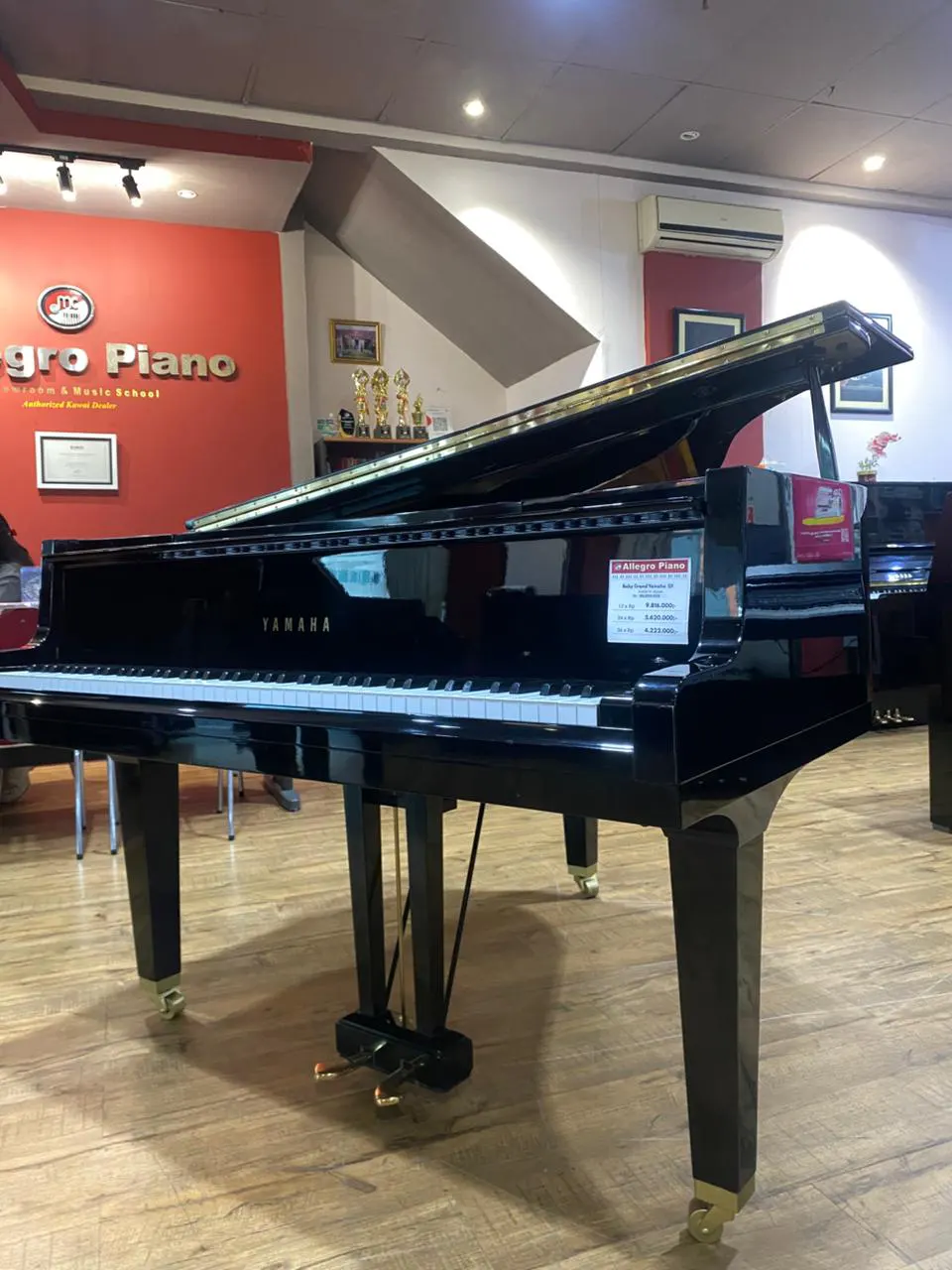 Piano baby grand Yamaha G1 warna hitam glossy dengan desain elegan dan ukuran compact | Allegro Piano
