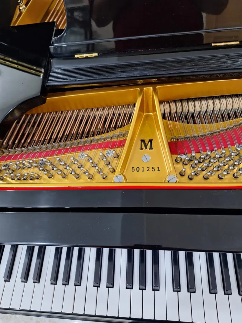 Piano grand Steinway & Sons Model M 1986 warna hitam glossy dengan desain klasik ukuran medium grand | Allegro Piano