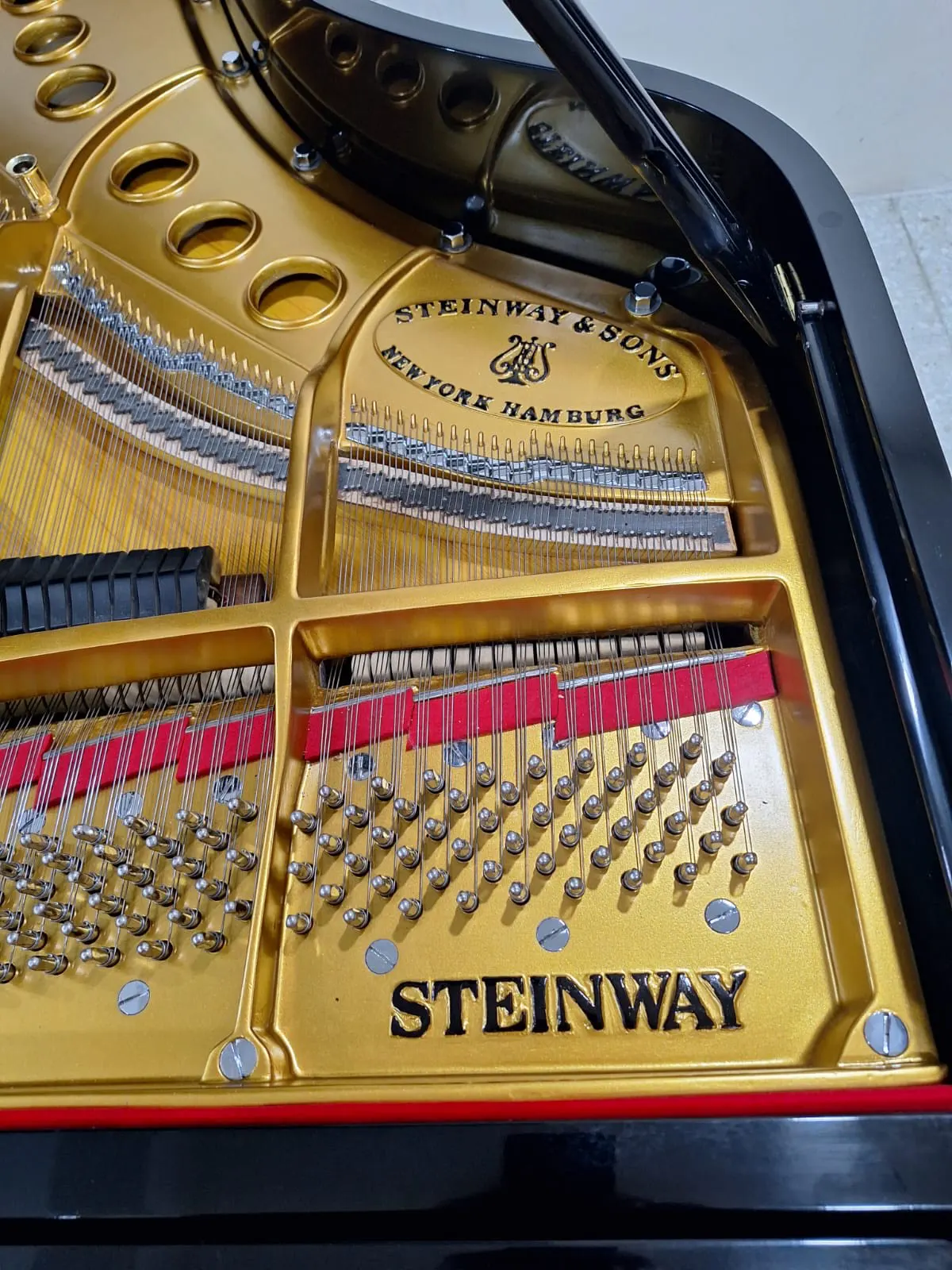Piano grand Steinway & Sons Model M 1986 warna hitam glossy dengan desain klasik ukuran medium grand | Allegro Piano