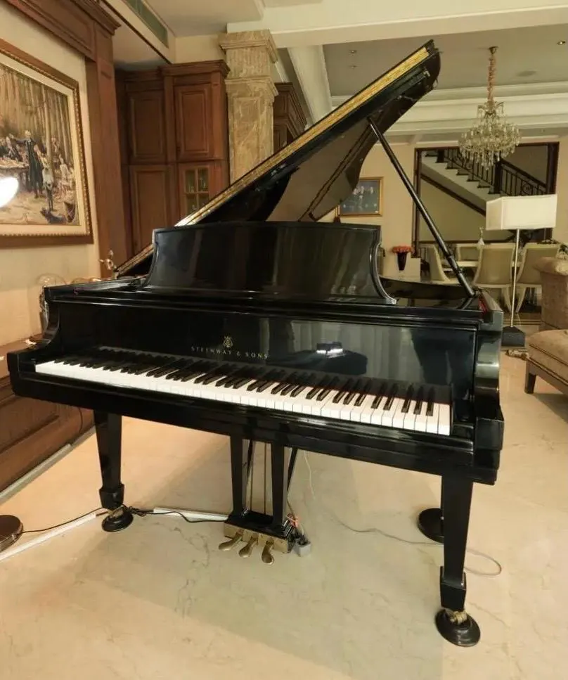 Piano grand Steinway & Sons Model M 1949 warna hitam glossy dengan desain klasik dan ukuran medium grand
