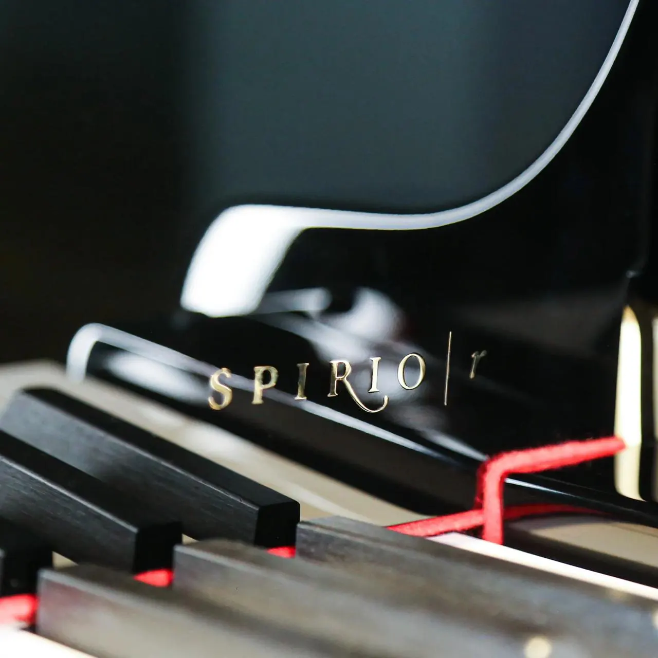 Piano grand Steinway & Sons Spirio r 2022 dengan finishing hitam glossy dan teknologi player piano canggih | Allegro Piano